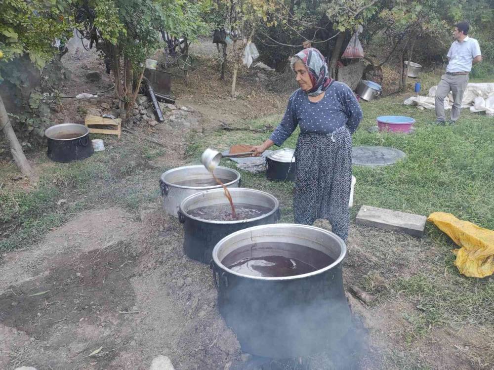 Batman’da hasadı başlayan kara üzüm ilkel yöntemlerle pekmeze dönüştürülüyor