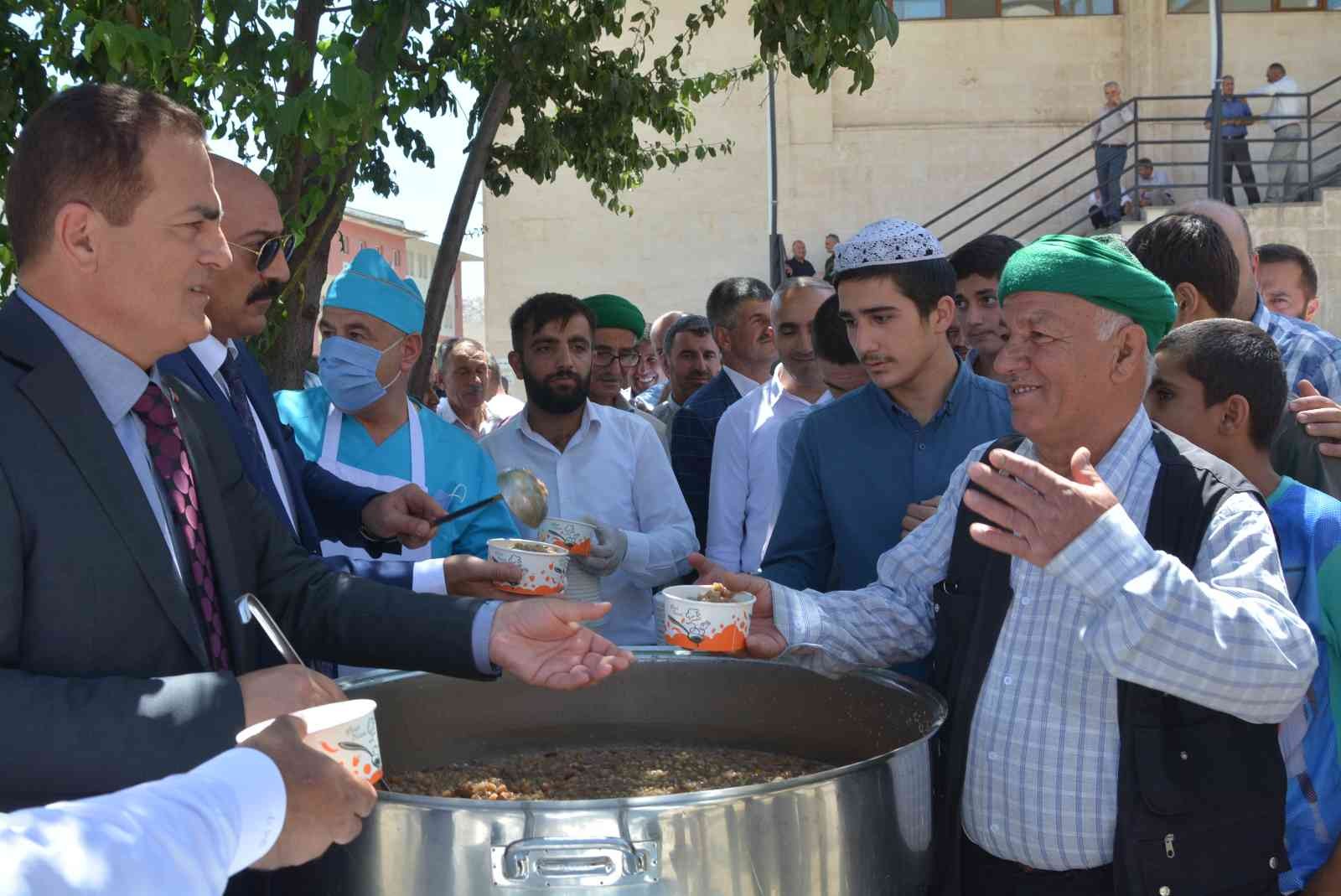 Vali Akbıyık’tan vatandaşlara aşure ikramı