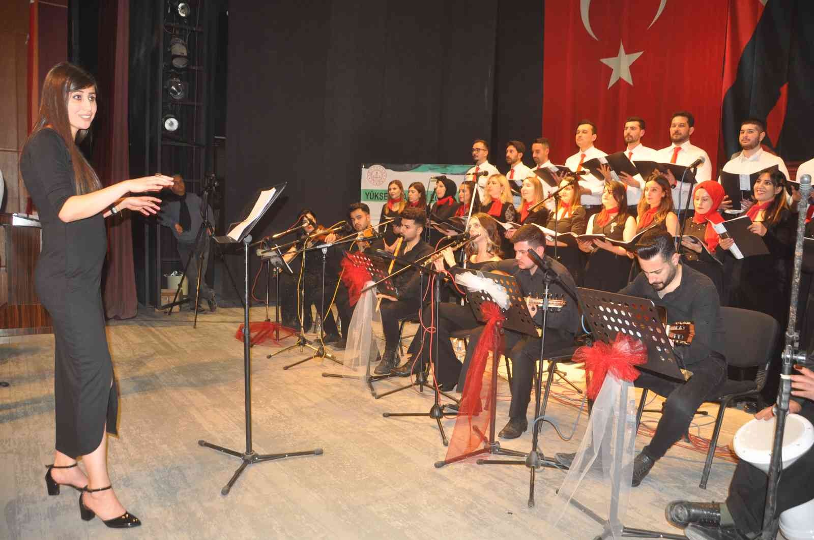 Farklı meslek gruplarından oluşan korodan müzik ziyafeti