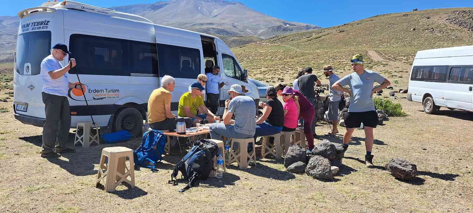 Turistlerden Süphan Dağı’na büyük ilgi