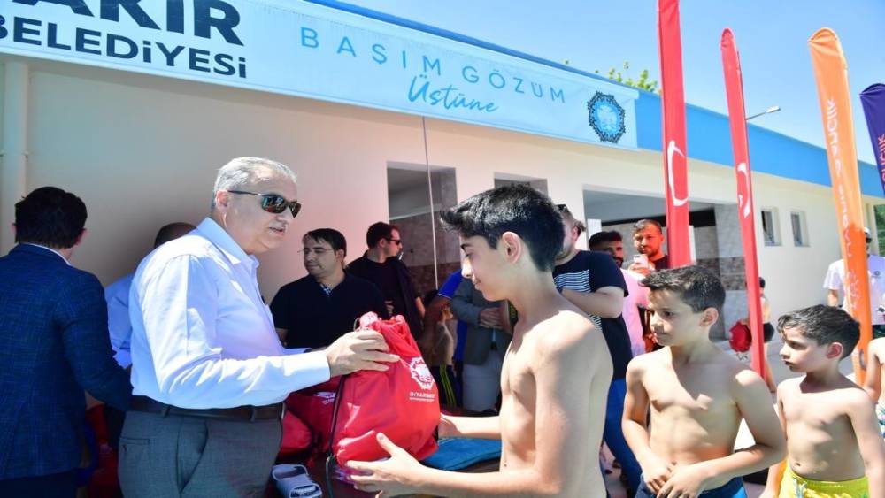 Diyarbakır’da yaz spor kurslarında eğitim gören öğrencilere malzeme desteği