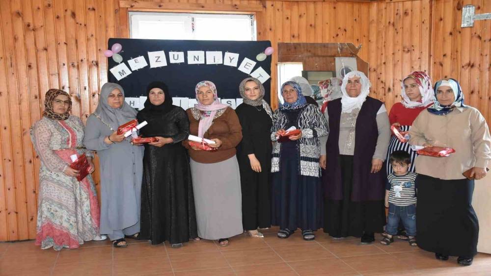 Siirt’te okuma yazma öğrenen kadınlar sertifika almanın mutluluğunu yaşadı