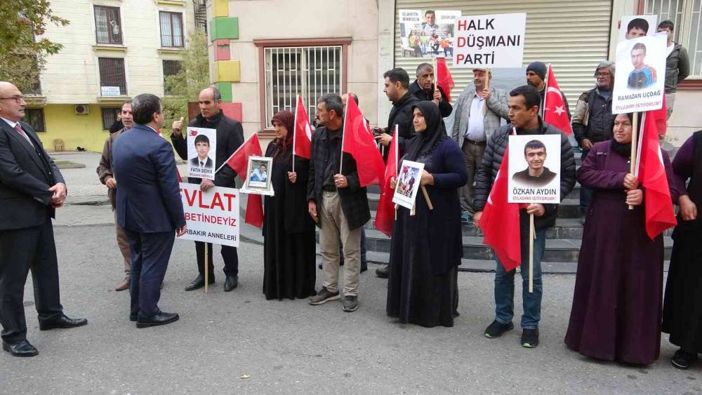 Dışişleri Bakan Yardımcısı Kaymakcı, Diyarbakır annelerini dinledi
