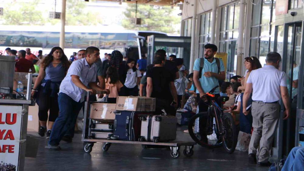 Diyarbakır Otogarı’nda bayram öncesi geliş hareketliliği (Videolu)