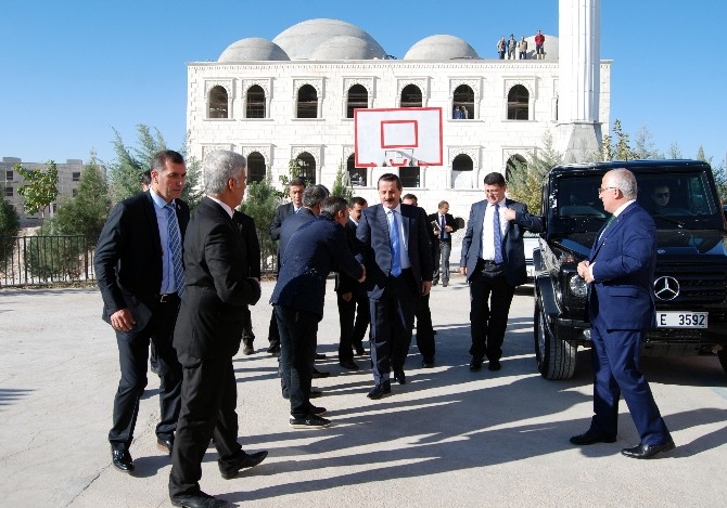 Bakan Çelik: “Elinizden kalemi alıp silah vermeye çalışıyorlar”