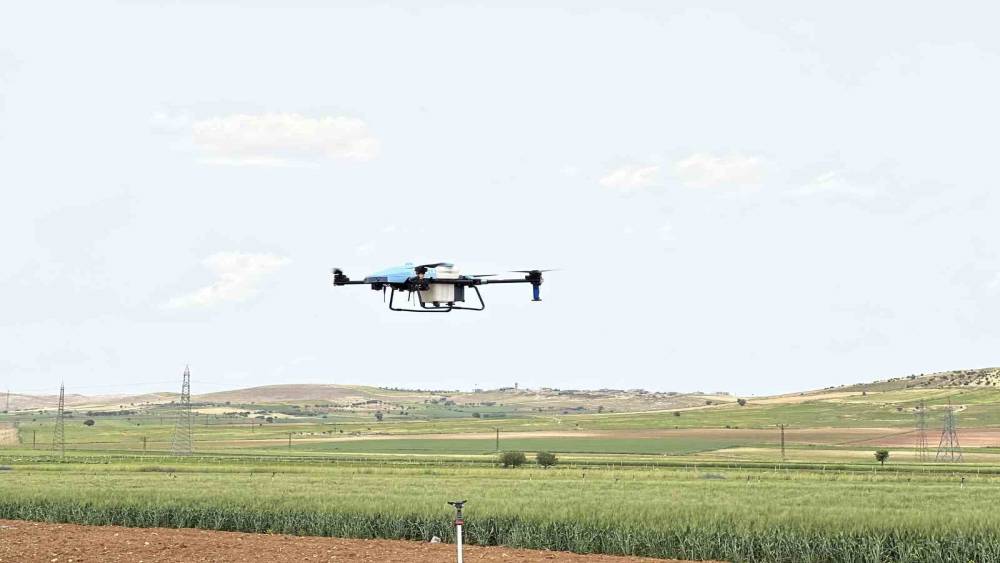 Teknoloji ile tanışan çiftçi, drone ile zirai ilaçlama yapıyor
