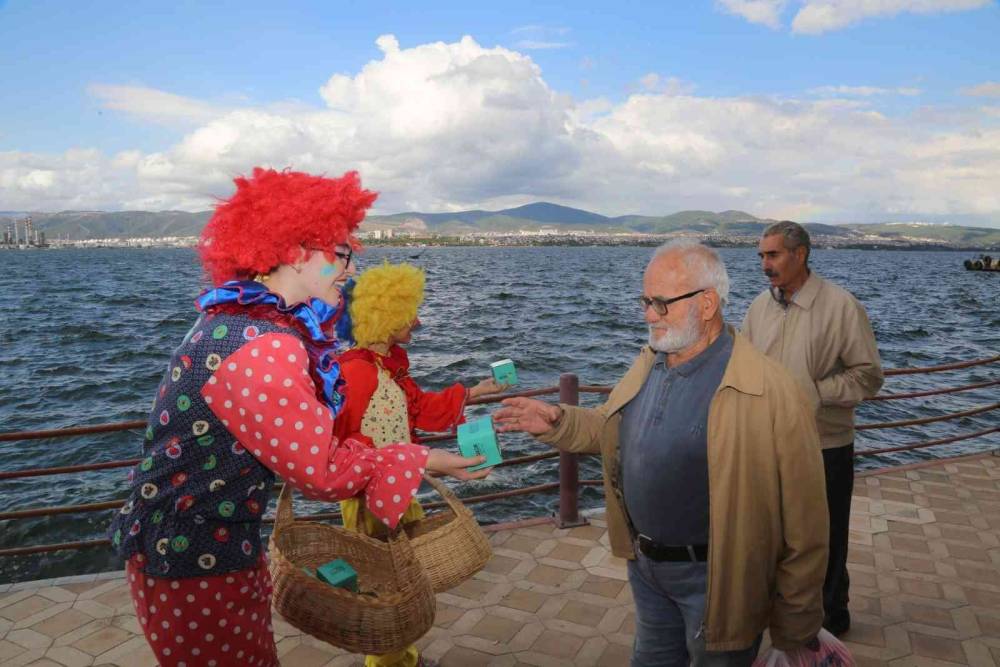 Festival öncesinde 2 ton elma dağıtıldı