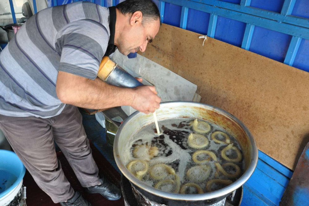 25 yıllık tatlı ustası araba kasasında yaptığı tatlılarla geçimini sağlıyor