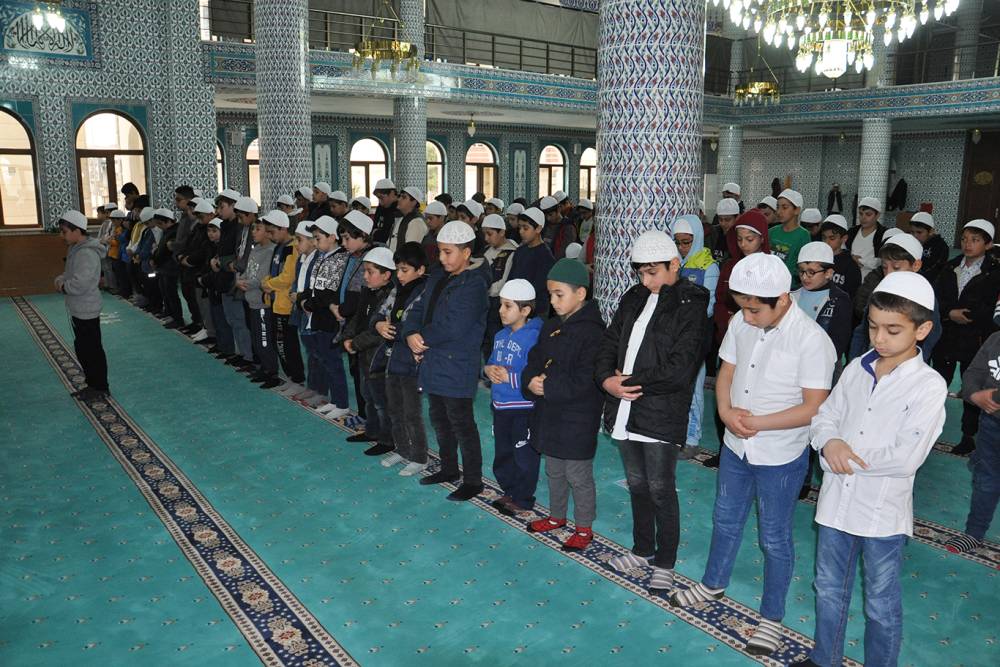 Namaz eğitimini başarıyla tamamlayan 200 çocuk şükür namazı kıldı