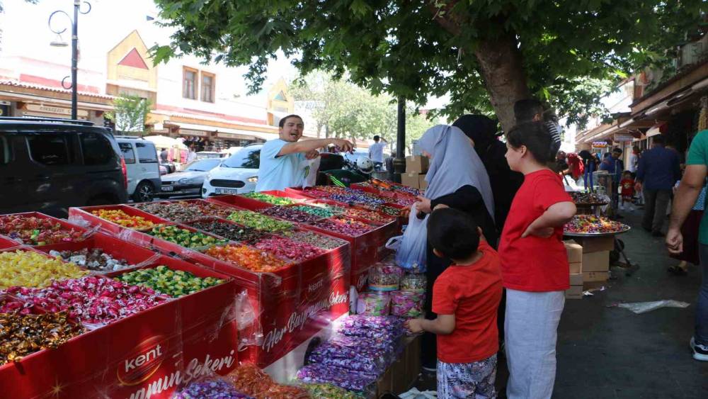 Diyarbakır’da çarşı pazarda bayram hareketliliği (Videolu)