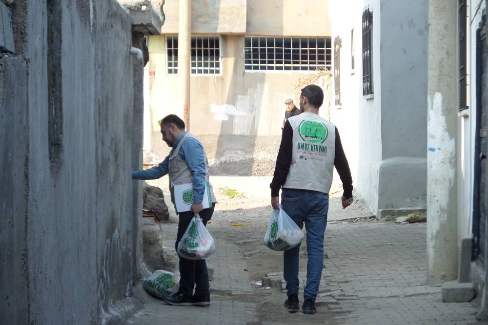 Cizre Umut Kervanı Regaip Kandili vesilesiyle onlarca aileyi sevindirdi