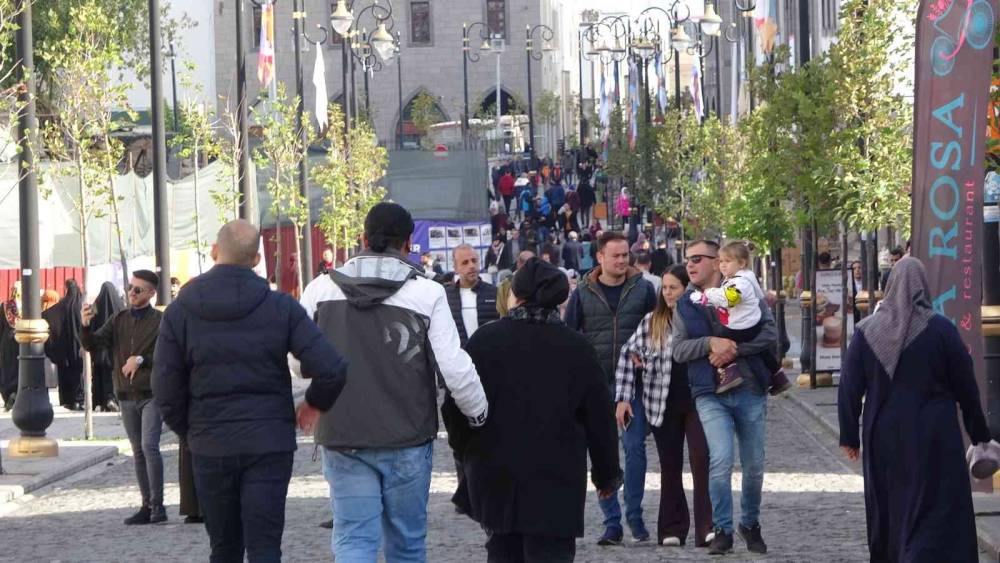 Diyarbakır’ın ’İstiklal Caddesi’ne yoğun ilgi
