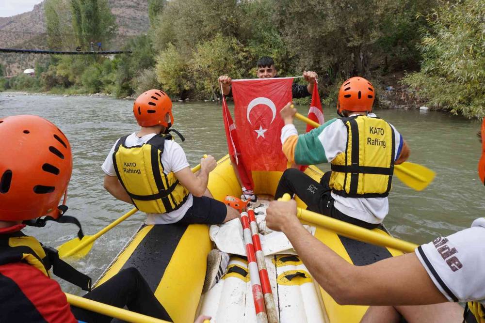 Şırnak’ta Cumhuriyet Bayramı rafting ile kutlandı
