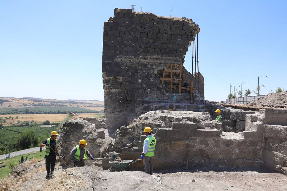 “Surlarda Diriliş” mottosuyla başlatılan restorasyon çalışmaları devam ediyor