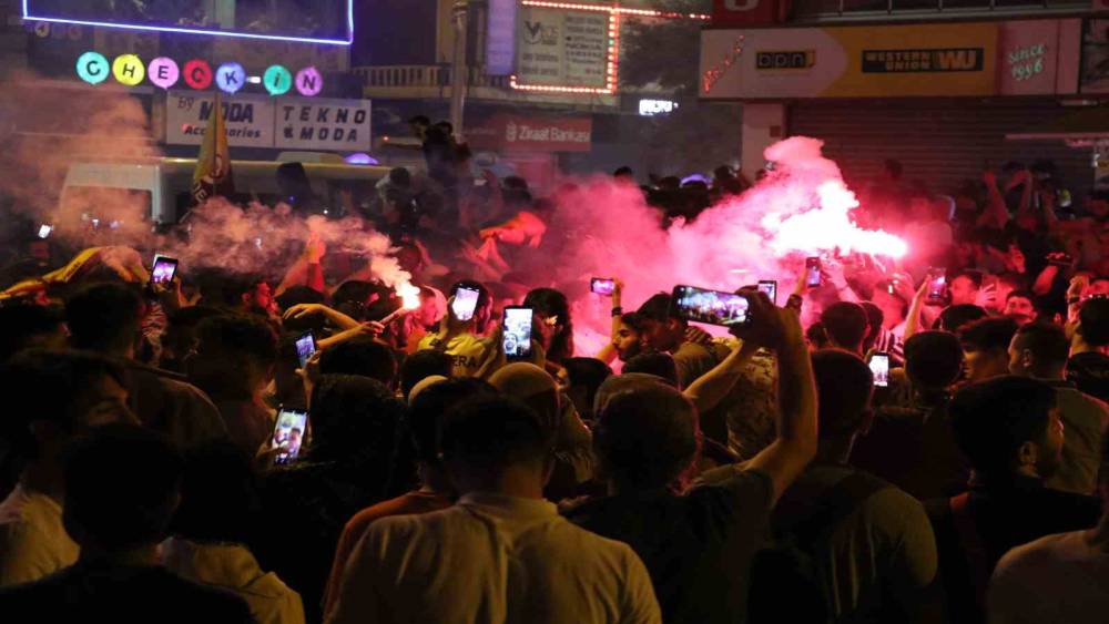 Diyarbakırlılar Galatasaray’ın şampiyonluğunu meşalelerle kutladı (Videolu)