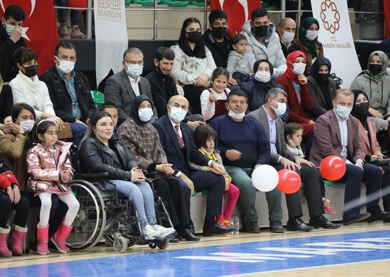 Mardin’de engeliler ve aileleri Metin Şentürk konseriyle eğlendi