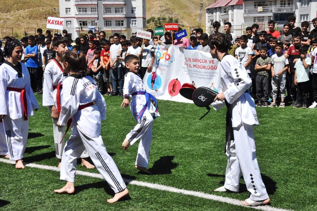 Bitlis’te yaz spor okulları açıldı