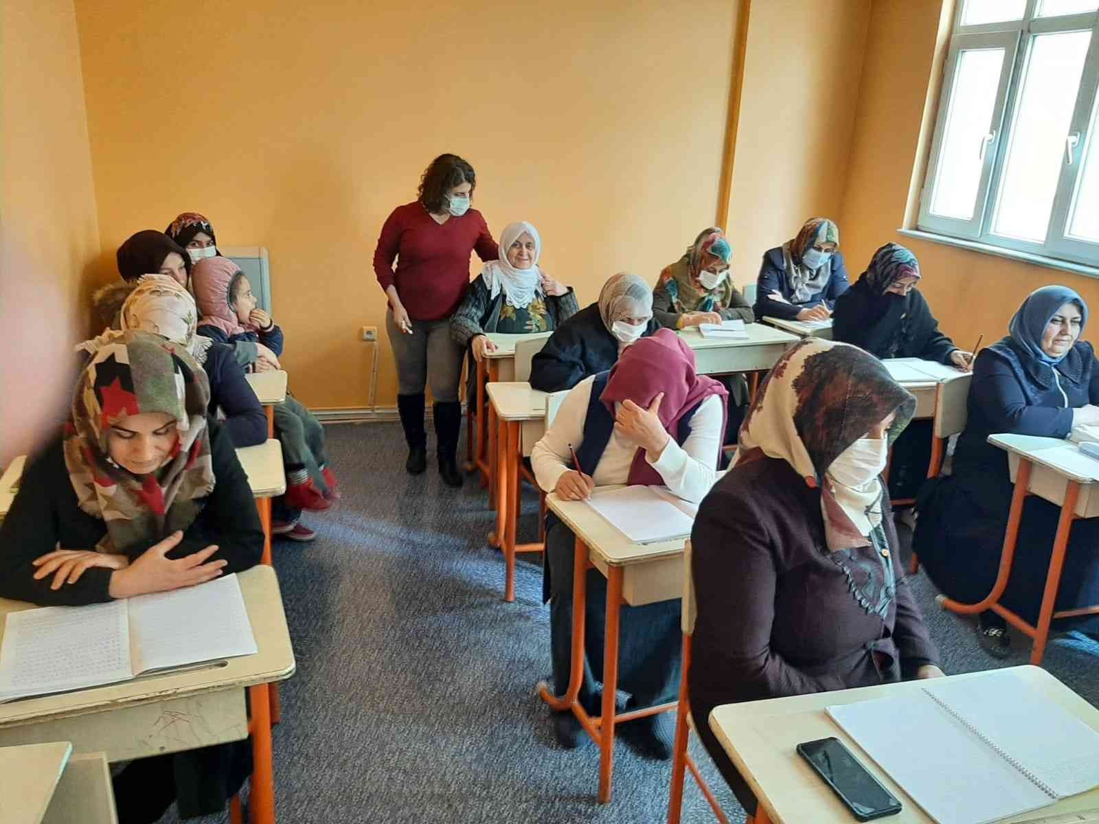 Çocuklarını okula gönderip, okuma yazma kursunun yolunu tutuyorlar