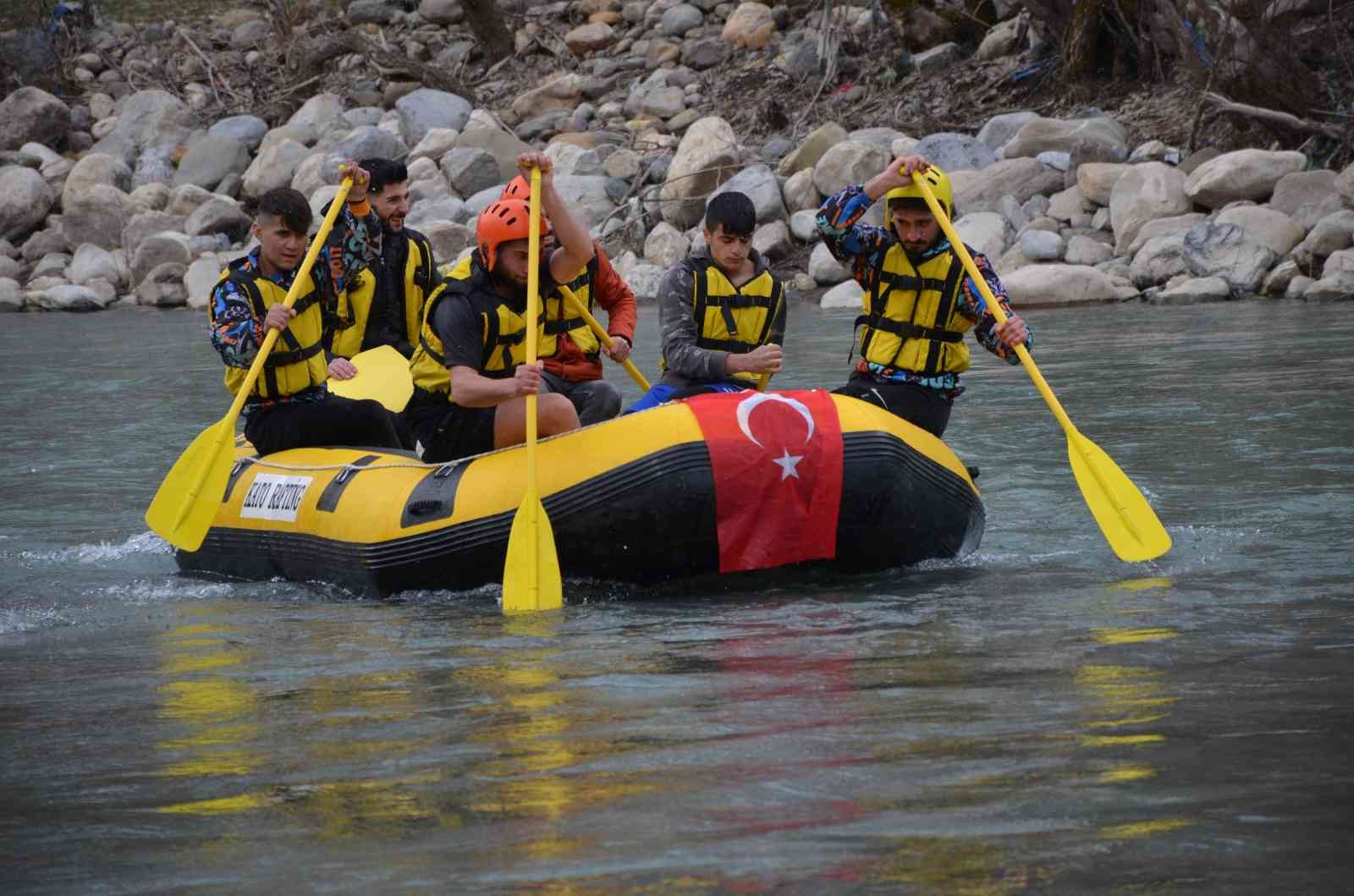 Şırnak’ta şehitler anısına rafting yapıp Türk bayrağı ve pankart açtılar