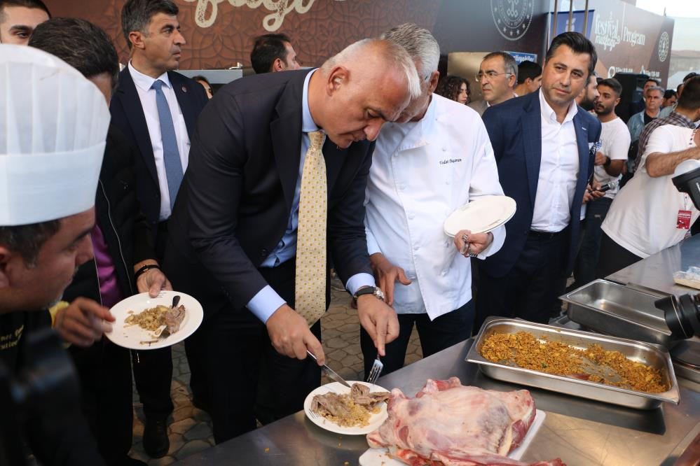 Bakan Ersoy, Diyarbakır‘da devam eden festival etkinliklerini gezdi