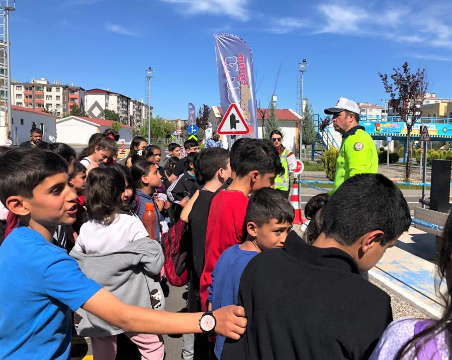 Öğrencilere trafik eğitimi