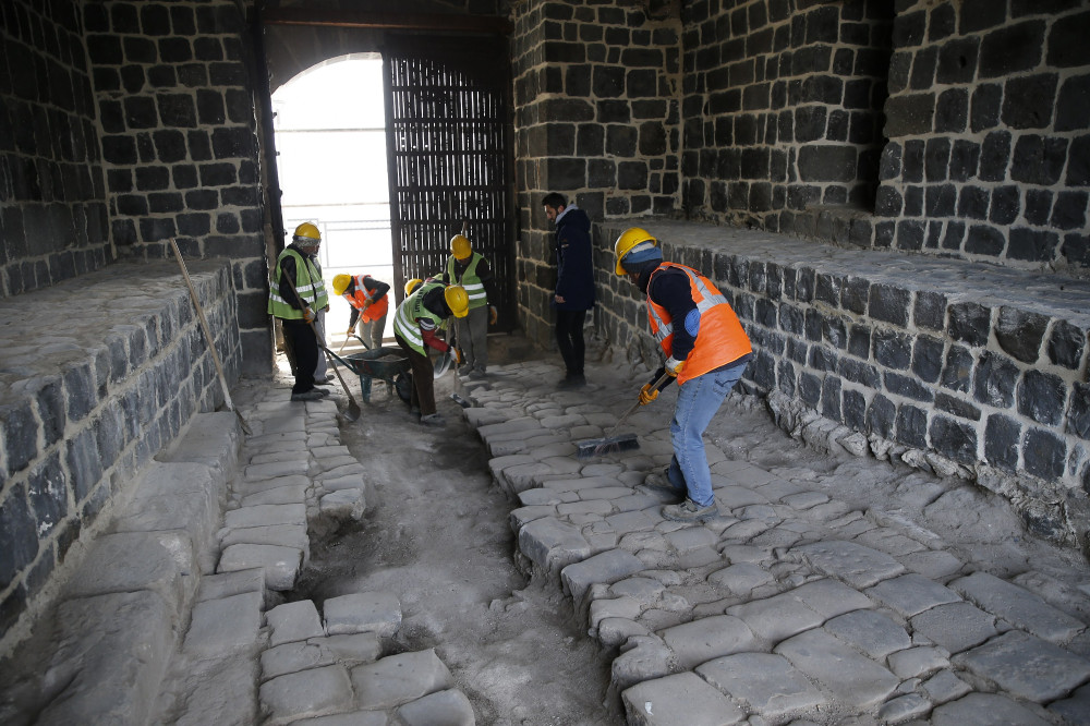 Diyarbakır Yenikapı’da 1700 yıllık taş döşemeleri ortaya çıkarıldı (Videolu)