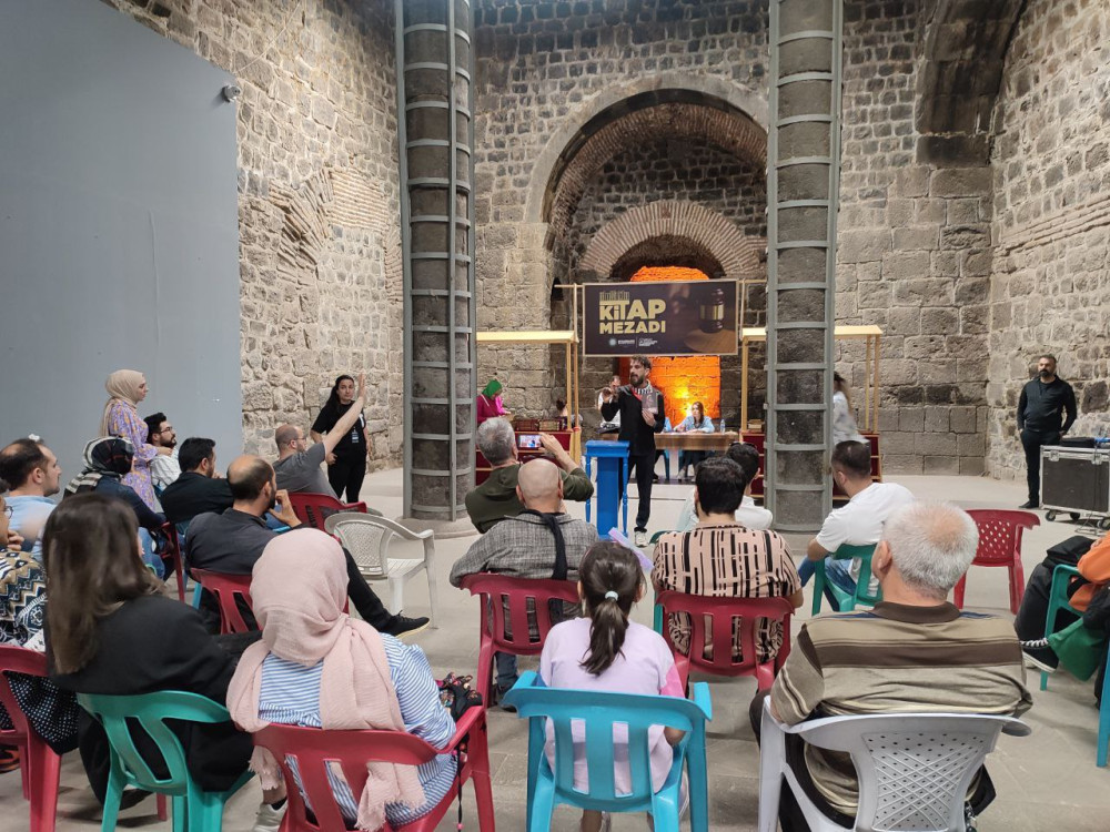 Diyarbakır'da Kitap Mezadı devam ediyor