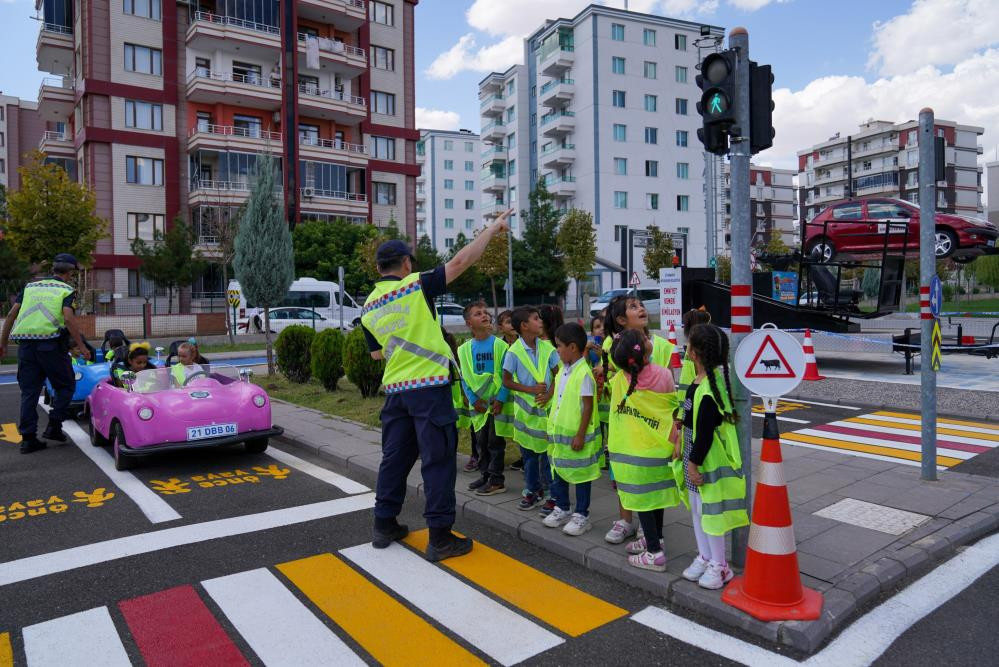 Diyarbakır'da öğrencilere uygulamalı trafik eğitimi