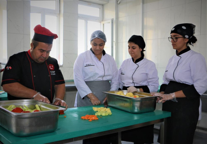 Diyarbakır’da taşımalı eğitim gören öğrencilerin yemeği meslek liselilerden