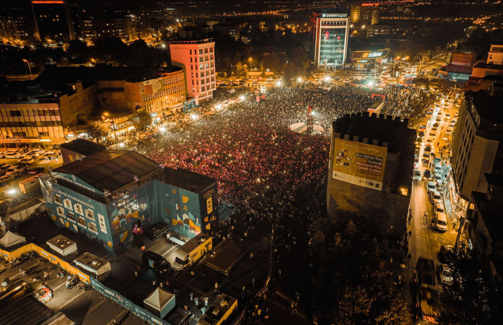 Diyarbakır’da Zeynep Bastık’ın konserine 70 bin kişi akın etti