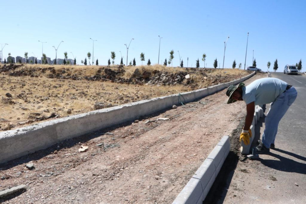 Kayapınar’da 355 bin metrekare kaldırım çalışması yapılıyor