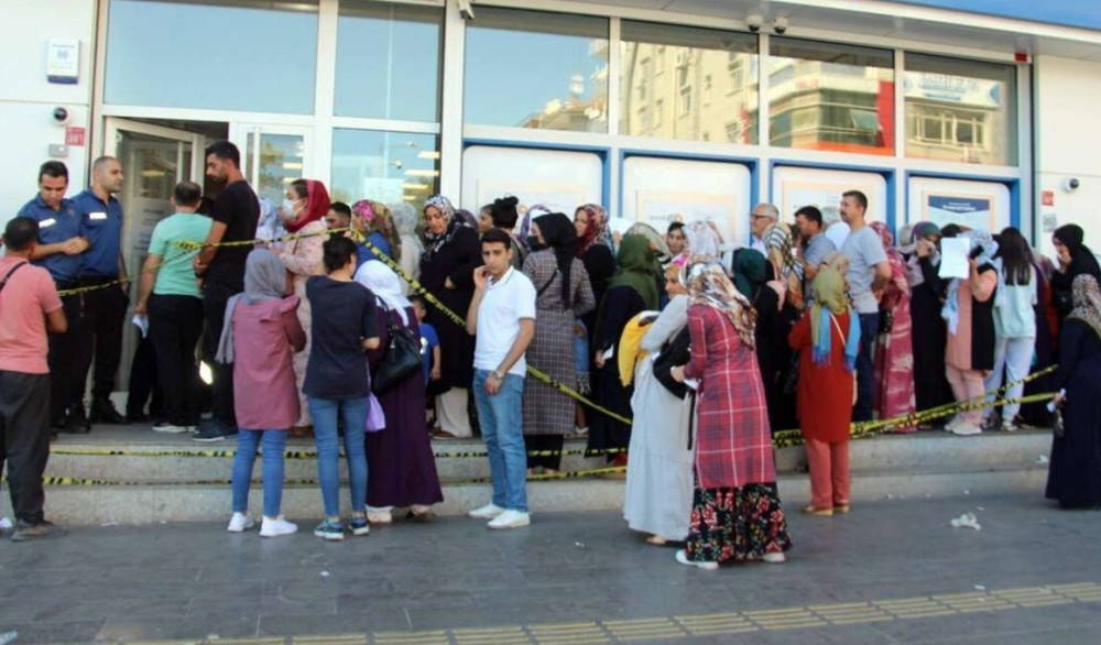 TOKİ başvuruları için bankalar önünde yoğunluk oluştu