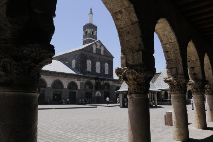 Ulu Cami’deki yılan figürü 4 farklı hikayesiyle turistlerin dikkatini çekiyor