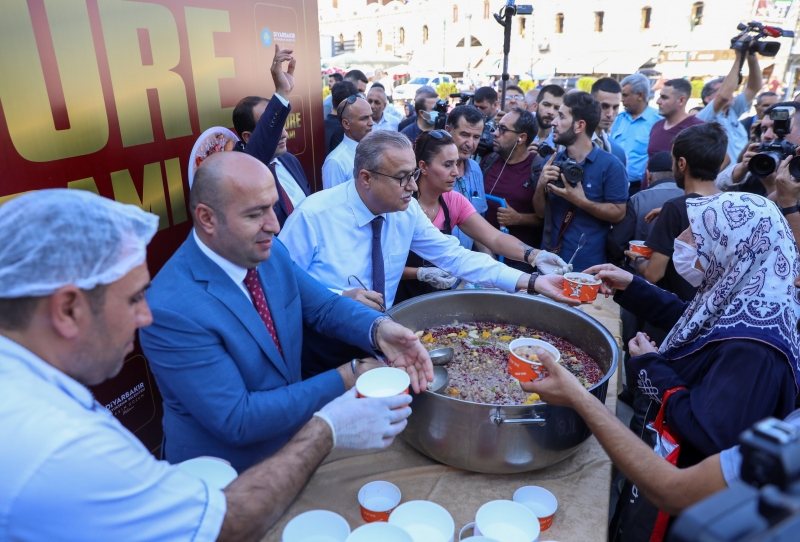 Vali Ali İhsan su vatandaşa aşure ikram