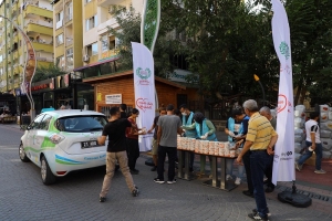 Yenişehir belediyesi aşure dağıttı