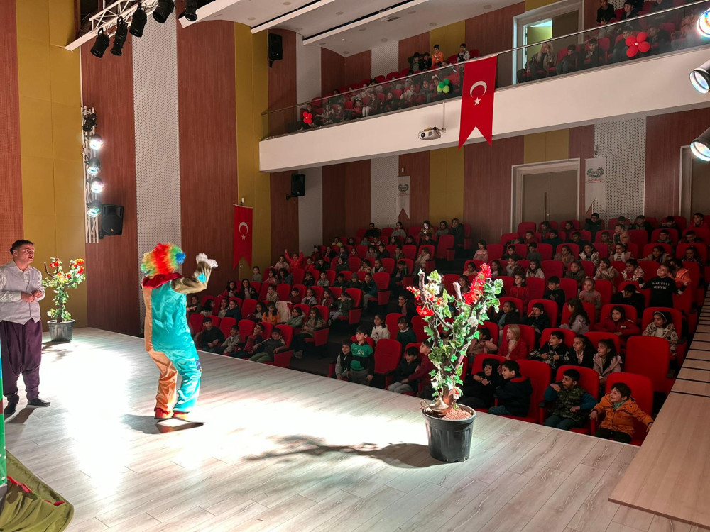 Yenişehir’de ücretsiz tiyatro ve sinema şenliği başladı