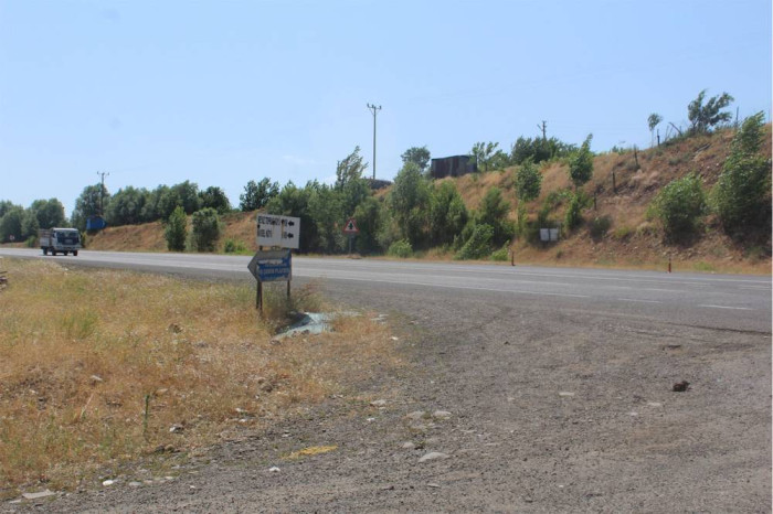 Yol ayrımında trafik uyarı ve ışıklandırma levhalarının olmayışı tehlike arz ediyor