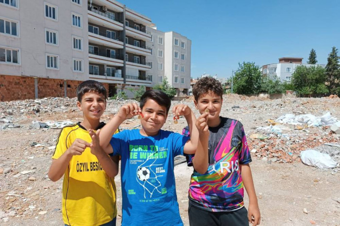 Depremzede çocuklardan örnek davranış