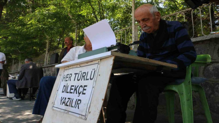 30 yıldır adliye önünde arzuhalcilik yapıyor