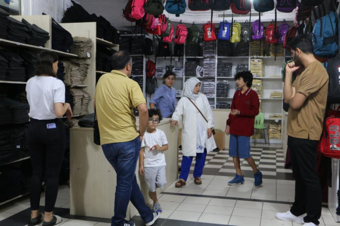 Okulların açılmasına günler kala üniformalar raflarda yerini aldı