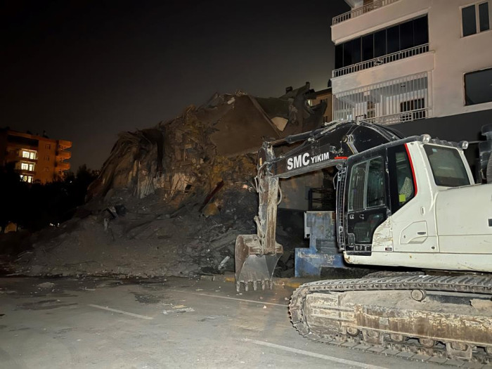 Diyarbakır’da ağır hasarlı binanın bir kısmı kendiliğinden çöktü