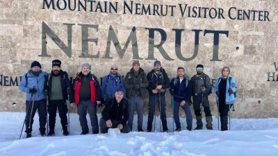 Adıyamanlı dağcılar karla kaplı Nemrut Dağı’na tırmandı