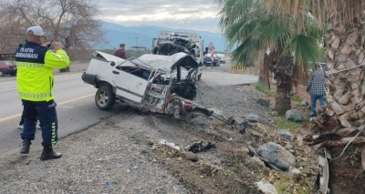 Ağaca çarpan Tofaş’ın ikiye bölündüğü feci kaza kameraya yansıdı