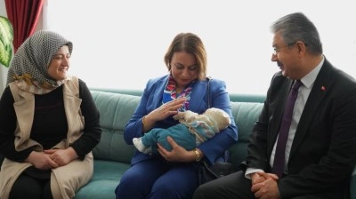 "Aile Yılı"nda çocuk desteği alan ailenin ilk misafiri Vali Yılmaz oldu