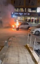 Arnavutköy’de seyir halindeki otomobilin motoru alev alev yandı