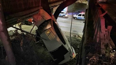 Ataköy’de alkollü sürücünün kontrolünü kaybettiği araç yol ayrımındaki boşluğa düştü