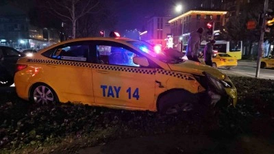 Beyoğlu’nda aniden manevra yaparak dönen araç, taksiyi yoldan çıkardı: 1 yaralı