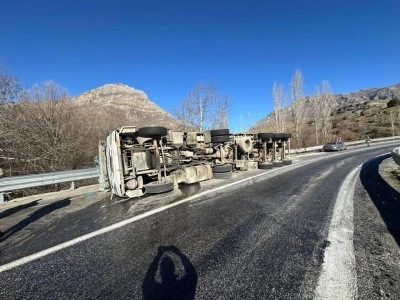 Bitlis’te tır devrildi: 1 yaralı