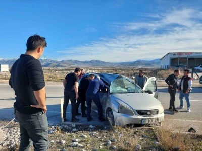 Burdur’da otomobil refüje çarptı: 1 yaralı