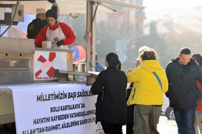 Büyükşehir yangında hayatını kaybedenler için lokma dağıttı